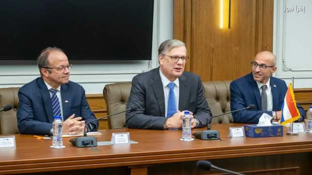 رئيس اقتصادية قناة السويس يناقش مشروعات الطاقة الخضراء مع سفير هولندا