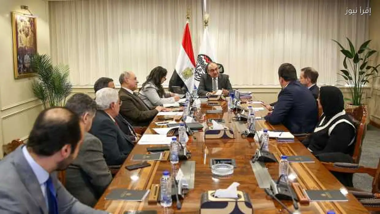 وزير قطاع الأعمال يناقش مع مستثمرين أتراك تعزيز التعاون في صناعة الملابس